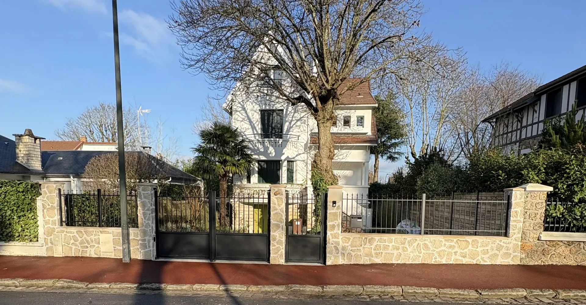 Portail et clôture posés sur un muret en pierre par Porteclose